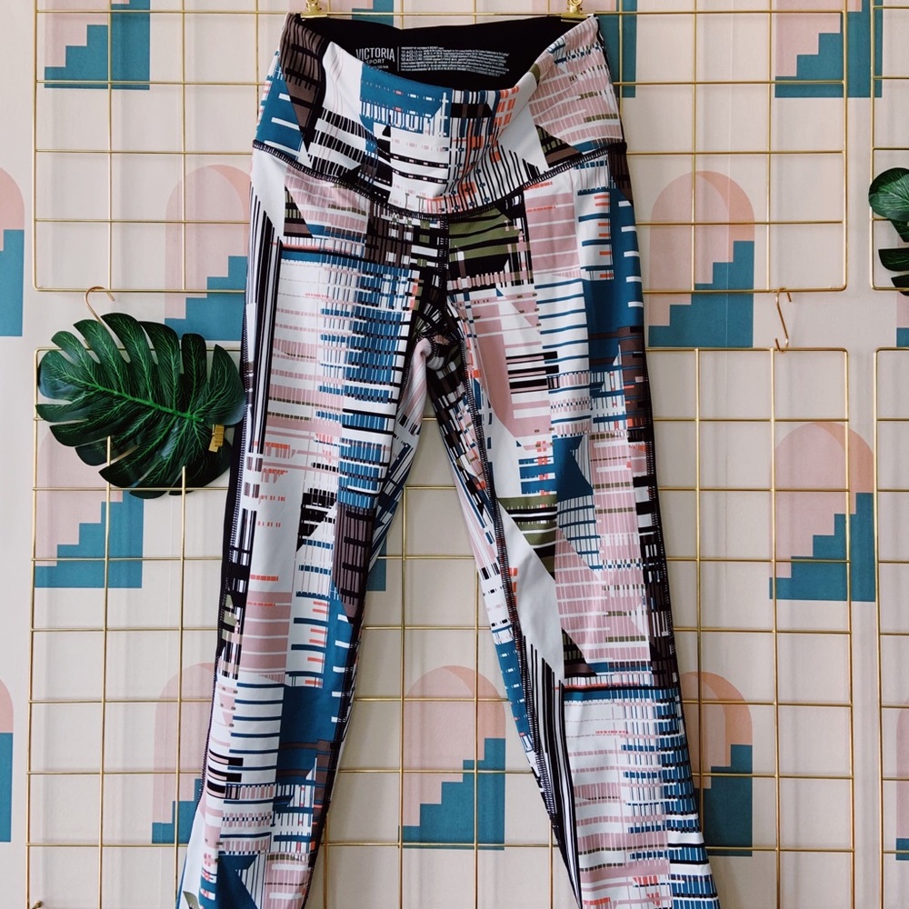 Victoria Secret Sport, geometric printed leggings